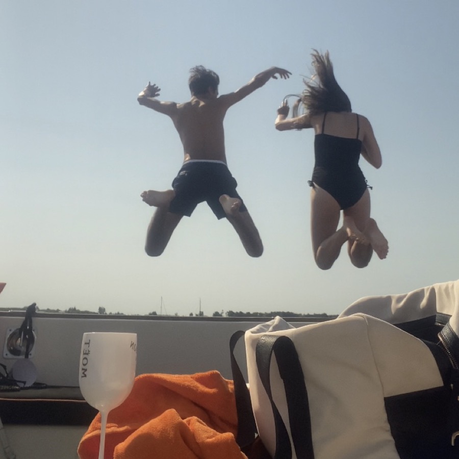 Gasten springen van de boot het water in
